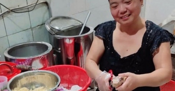 Kì lạ quán phở có giá chỉ 5.000 đồng/bát, gần 20 năm không tăng giá