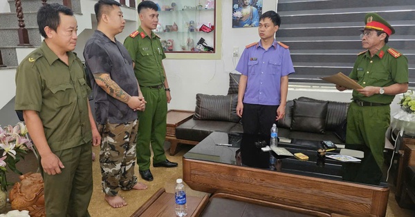Bắt nhóm đối tượng cho vay lãi suất 'khủng', thu giữ nhiều dao và kiếm