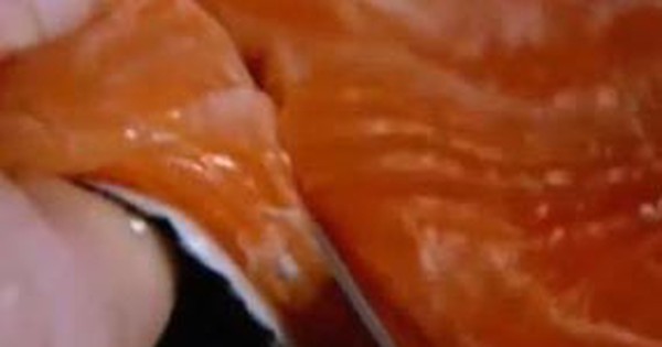 Video: Cách lọc da và xương cá hồi