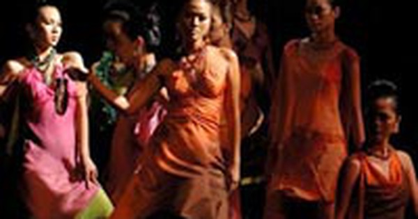 Vi Thùy Linh diễn… thời trang