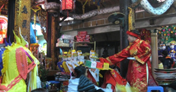 Chuyện nhặt... hầu đồng