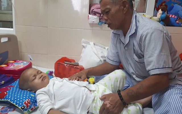 Bé Nguyễn Thanh Thảo nhận được hàng tỷ đồng từ sự giúp đỡ của bạn đọc