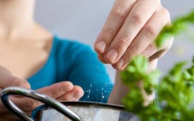 Có nên cho trẻ nhỏ ăn muối?