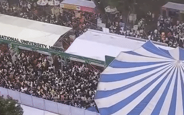 Sân trường ĐH Bách khoa đông nghịt, hàng ngàn học sinh chen chúc trong buổi tư vấn tuyển sinh