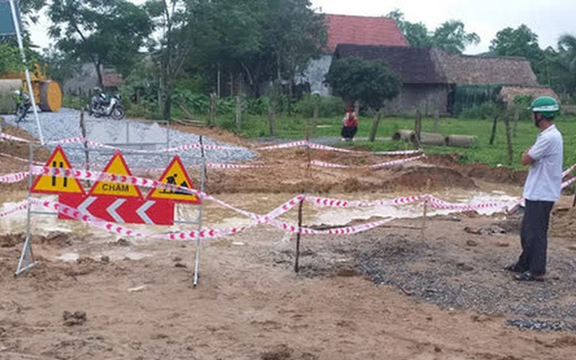 Con trai 4 tuổi rơi xuống hố công trình tử vong, người mẹ ngất lịm