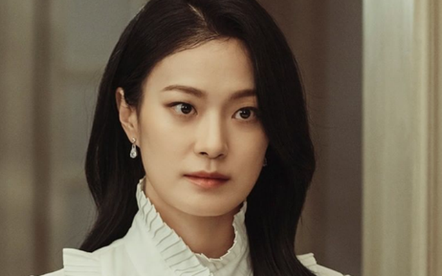 Bạn gái phát hiện tôi vẫn nói chuyện với người yêu cũ, cô ấy không ghen mà còn làm một việc khiến tôi sợ xanh mắt