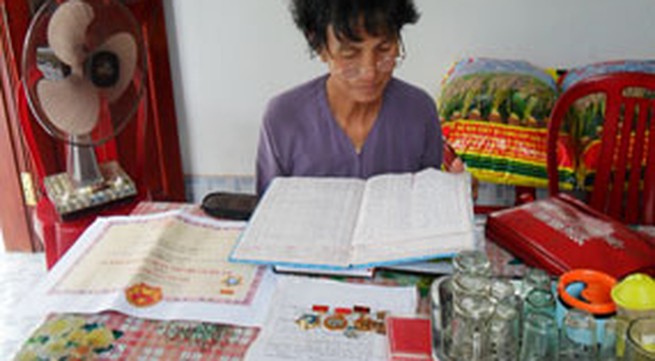 Nữ thương binh học tập và làm theo lời Bác