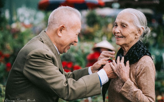 Kĩ niệm 100 năm tình yêu bền chặt là một câu chuyện đáng để ngưỡng mộ và cảm nhận. Hãy xem qua những hình ảnh của cặp đôi 100 tuổi này để cảm nhận tình yêu và sự chung thủy trong tình yêu.