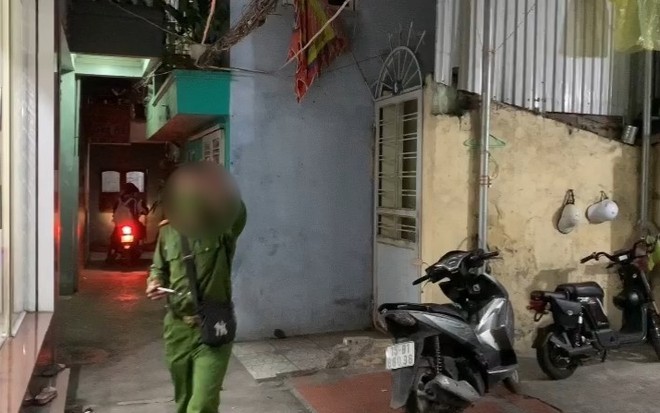 Video: Xi nhan “bằng tay” khi qua đường, xe máy bị tông văng từ phía sau
