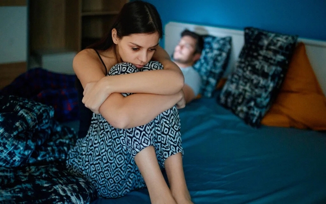 Chồng ngủ quay lưng, tình phai nhạt?