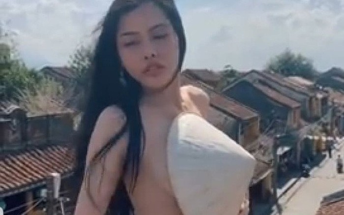 Chủ Quán Cà Phê Lên Tiếng Vụ Cô Gái Không Mặc Áo, Dùng Nón Che Ngực Phản  Cảm Ở Hội An