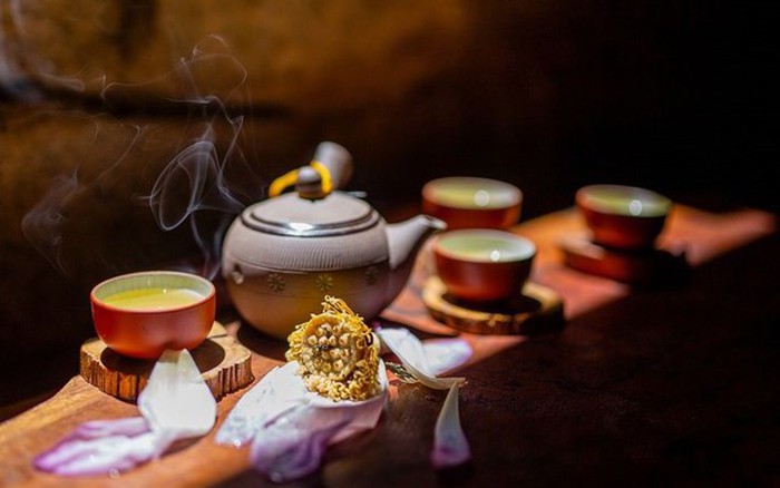 Nhà nào cũng uống trà, nhưng đây là cách uống trà đúng điệu, mang đến bình  an và hạnh phúc được nghệ nhân chia sẻ