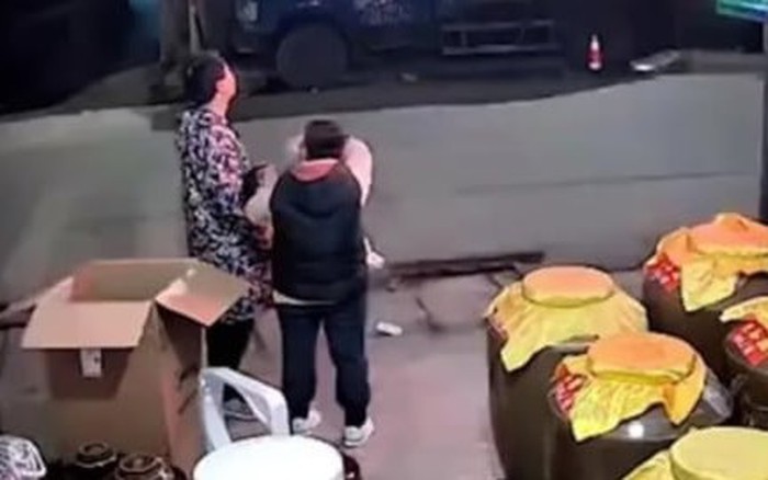 Clip em bé qua đời trên tay mẹ khi xem pháo hoa khiến hàng triệu người xúc  động