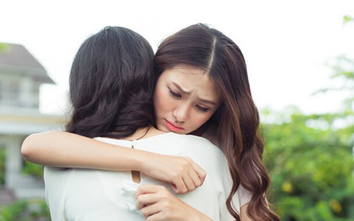 Nghe tiếng vọng ra từ nhà tắm, em gái khuyên chị lập tức ly hôn