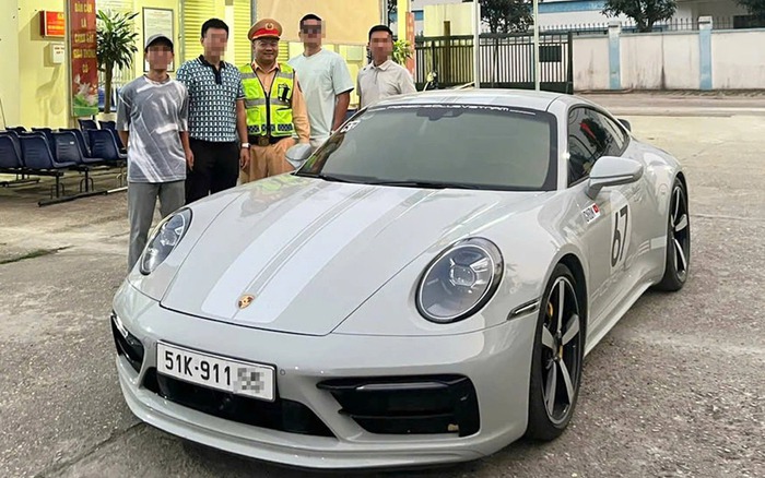 CSGT xử phạt nhóm tài xế lái xe Porsche lấn làn trên cao tốc Nội Bài - Lào Cai