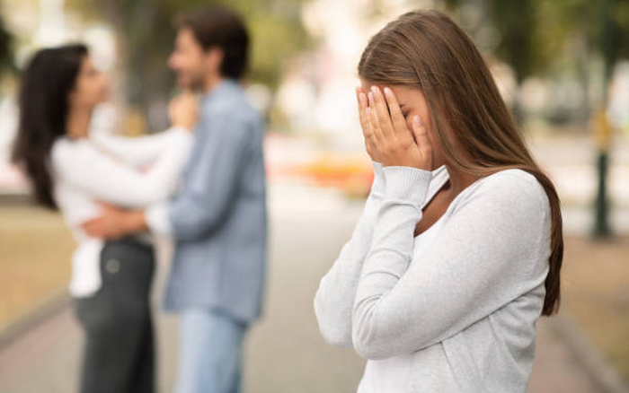 Phụ nữ ở nhà nội trợ là phải chấp nhận khi chồng ngoại tình?