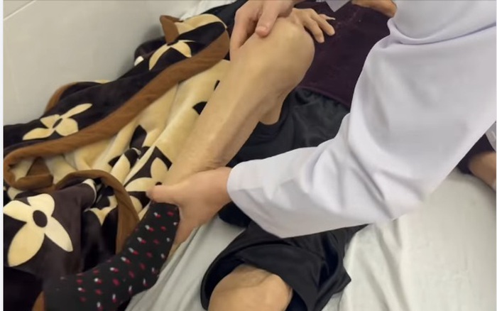 Cụ bà 100 tuổi đi lại sau một mũi tiêm khớp tại bệnh viện