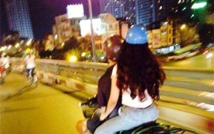 Hạnh phúc chỉ đơn giản là cặp đôi trên chiếc xe máy nhe nhang đi trên đường phố. Cùng ngắm nhìn ảnh này để cảm nhận rõ hơn những giây phút hạnh phúc nhất của cặp đôi.