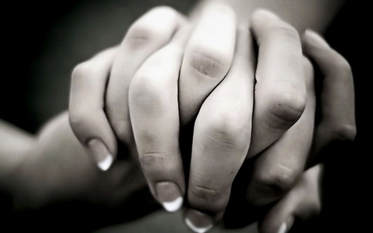 Ảnh nắm tay đen trắng: Gửi gắm thông điệp về sự chân thành và tình cảm trên mỗi shot ảnh nắm tay đen trắng. Khám phá vẻ đẹp tinh tế trong từng đường nét- từ những ngón tay vô hình cho tới sự chia sẻ của cặp đôi- truyền tải những cảm xúc sâu sắc trong trái tim với những bức ảnh này.
