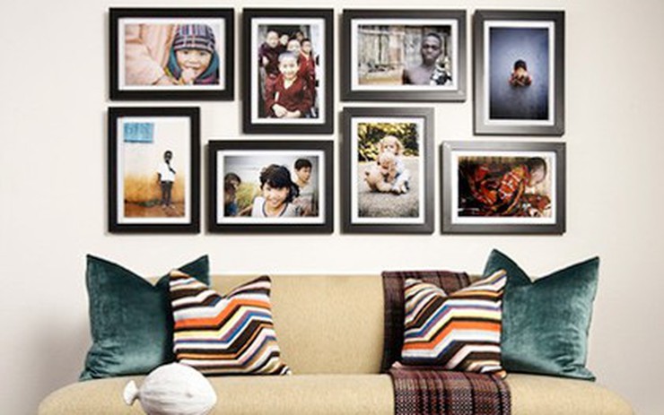 Hãy treo ảnh gia đình của bạn lên tường để tạo nên không gian ấm áp và đầm ấm hơn. Những bức ảnh này sẽ giúp bạn giữ lại những kỷ niệm đẹp và cảm thấy gần gũi hơn với gia đình.