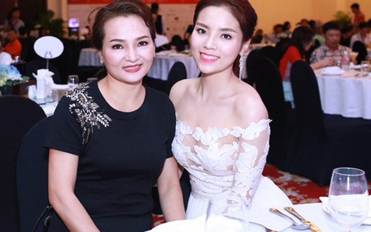 HH Kỳ Duyên vai trần gợi cảm dự tiệc tại Nha Trang