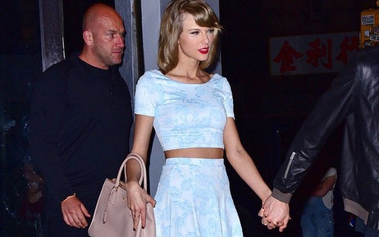 Taylor Swift Khẳng Định Phong Cách Thời Trang Mùa Đông Với Bộ Sưu Tập Áo Khoác Đẳng Cấp 8 Taylor Swift Khẳng Định Phong Cách Thời Trang Mùa Đông Với Bộ Sưu Tập Áo Khoác Đẳng Cấp