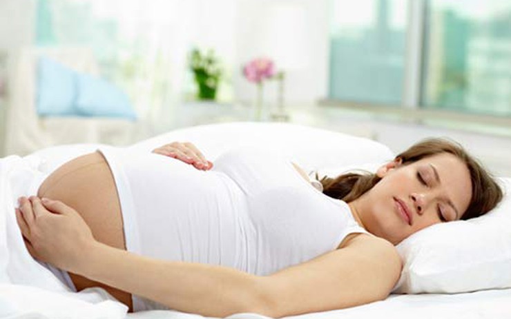 Nằm ngửa có thể dẫn đến nguy cơ giảm lượng oxy và dưỡng chất cần thiết cho thai nhi phát triển.
