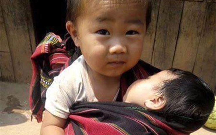 Cậu bé nghèo: Những hình ảnh về cậu bé nghèo sẽ làm bạn tan chảy với nụ cười trong sáng của cậu bé, càng xúc động hơn khi thấy sự hy vọng và khát khao của cậu bé trong tương lai.