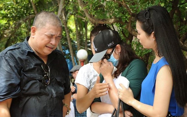 Cựu mẫu Minh Anh khóc khi được giải oan ở lễ giỗ Lê Công Tuấn Anh
