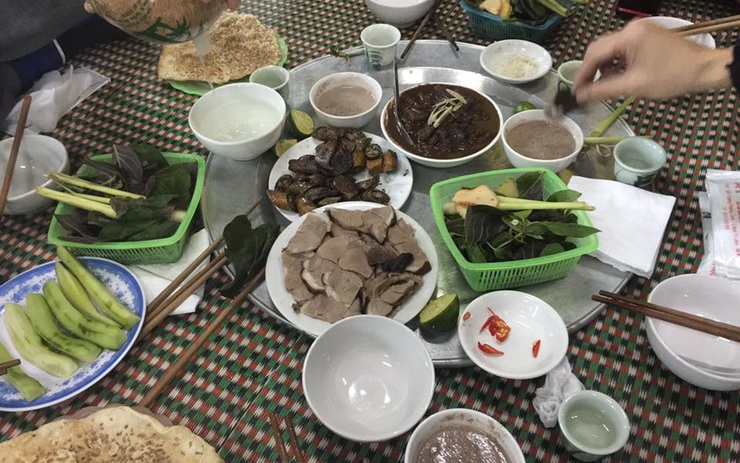 Ăn thịt chó - một trong những hương vị đặc biệt và thu hút thực khách nhất tại Việt Nam. Hãy cùng đến với hình ảnh liên quan để thưởng thức về món ăn này và học hỏi cách thức chế biến ngon nhất.