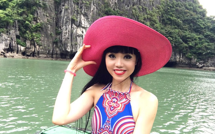Siêu mẫu nổi tiếng gốc Việt thích thú khi được đến thăm Vịnh Hạ Long