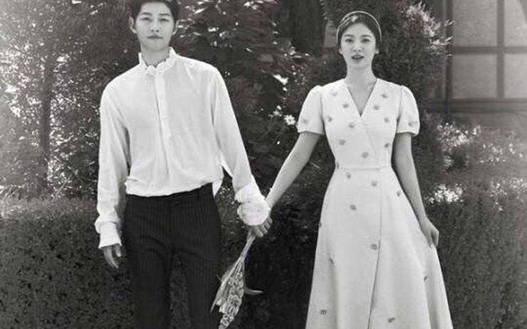Hôn lễ của Song Hye Kyo và Bi Rain Đều giàu có nhưng đám cưới lại khác  biệt hoàn toàn từ địa điểm cho tới váy cưới