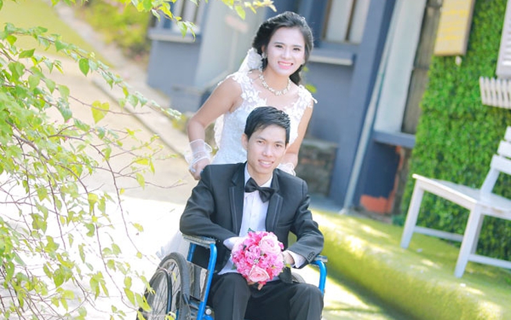Cô dâu xinh đẹp đẩy xe lăn cho chồng trong đám cưới ở Bắc Giang