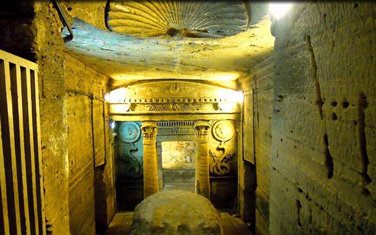 Phát hiện khu hầm mộ đồ sộ nghìn năm một cách tình cờ nhờ công của một con lừa