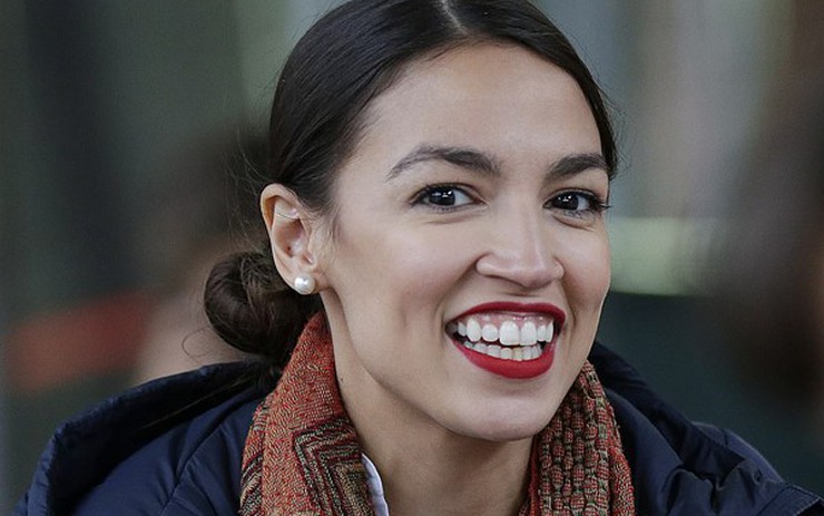 Thân thế cô bồi bàn xinh đẹp vừa trở thành Hạ nghị sĩ trẻ nhất lịch sử nước Mỹ