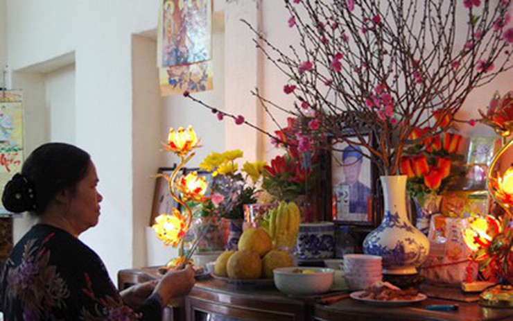 Cúng gia tiên Tết là một phần trong nghi thức chuẩn bị cho Tết Nguyên Đán của người Việt. Hãy xem những hình ảnh tuyệt đẹp và đầy ý nghĩa khi gia đình tổ chức lễ cúng đình để chào đón năm mới.