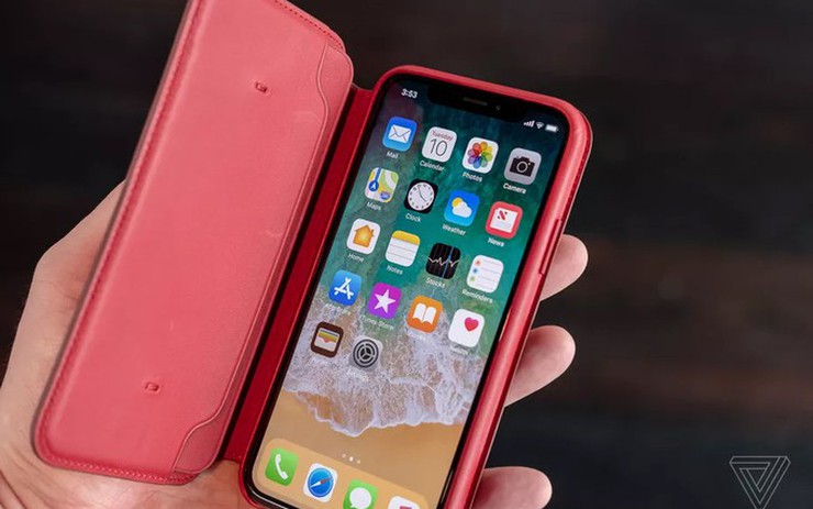 Nếu bạn thích màu đỏ, thì chắc chắn sẽ yêu ngay chiếc iPhone 8 màu đỏ này. Được trang bị những tính năng hiện đại, chiếc điện thoại này sẽ giúp bạn trải nghiệm những trò chơi và ứng dụng mới nhất. Kể cả gia đình và bạn bè của bạn cũng sẽ mê mẩn với màu sắc nổi bật này.