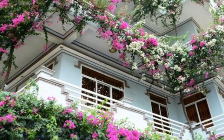 Ngẩn ngơ ngôi nhà 3 tầng ngập sắc hoa giấy Singapore của người đàn ...