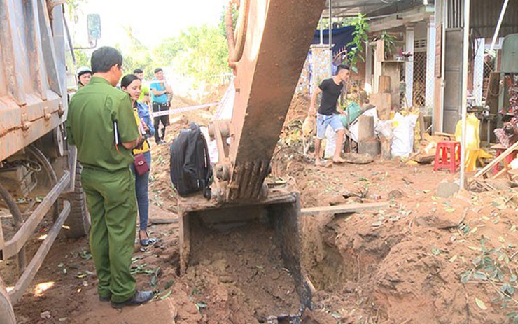 TPHCM Nam công nhân tử vong vì bị xe múc đất va trúng đầu trong khi giải  cứu