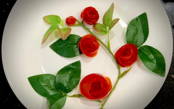Bạn có biết rằng cà chua cũng có thể trở thành tài nguyên để tạo ra hình ảnh hoa hồng đẹp mắt không? Trong ảnh này, bạn sẽ được học cách tạo hình hoa hồng từ cà chua một cách đơn giản và dễ thực hiện tại nhà. Hãy thử và trở thành một nghệ sĩ sáng tạo với tài năng độc đáo của bạn.