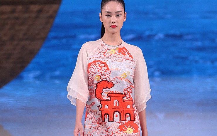 Nhà thiết kế Việt phản ứng show diễn của Trung Quốc “mạo nhận” áo ...