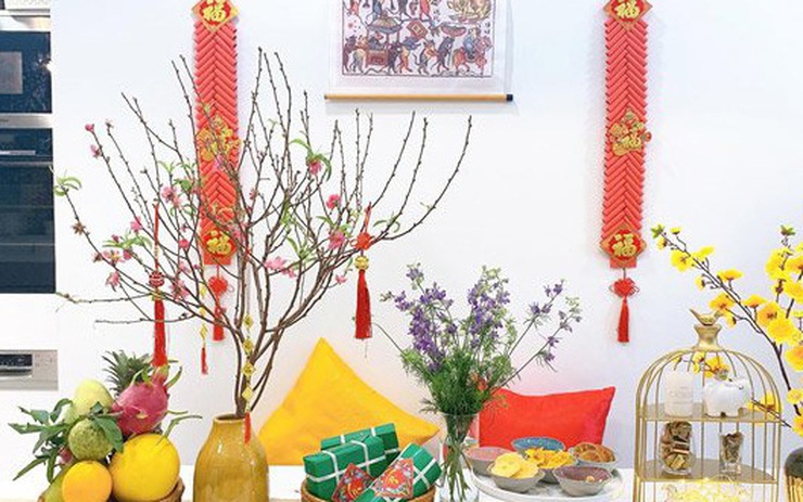 Mùa Tết cổ truyền đang đến gần và hình ảnh về Tết cổ truyền Việt Nam đang đầy truyền thống và sức sống. Hãy cùng xem hình ảnh về món quà Tết đặc trưng, những gia đình đón xuân sum vầy, những trò chơi đầy vui nhộn, những người đi chơi như vẩy áo làm cho không khí Tết càng tưng bừng.