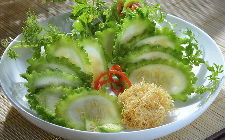 Khổ qua: Hãy chiêm ngưỡng hình ảnh của loại rau củ đặc trưng của văn hóa ẩm thực Việt Nam - khổ qua. Với hình dáng độc đáo, màu sắc xanh mướt rực rỡ, khổ qua chứa đựng những giá trị dinh dưỡng tuyệt vời cho sức khỏe.