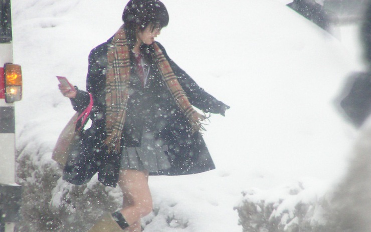 Một cảnh sát Nhật Bản bị bắt vì chụp lén nữ sinh mặc váy ngắn