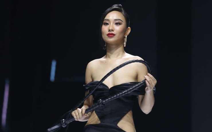 Người mẫu nữ bị lộ ngực khi trình diễn ở Tuần lễ thời trang Việt Nam