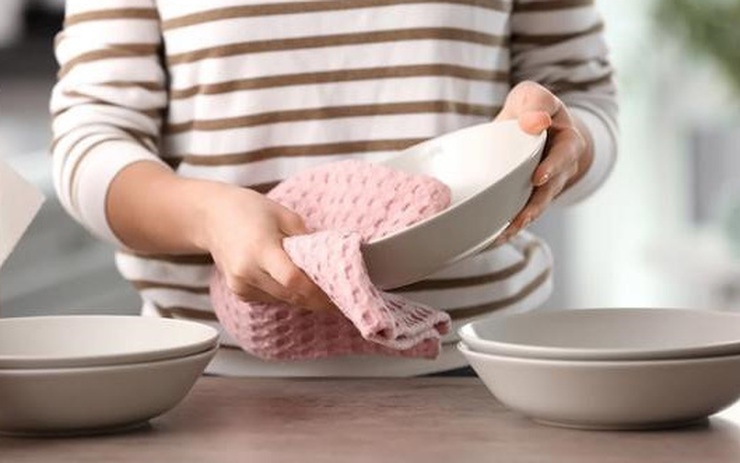 Bát đũa sau khi rửa không khô