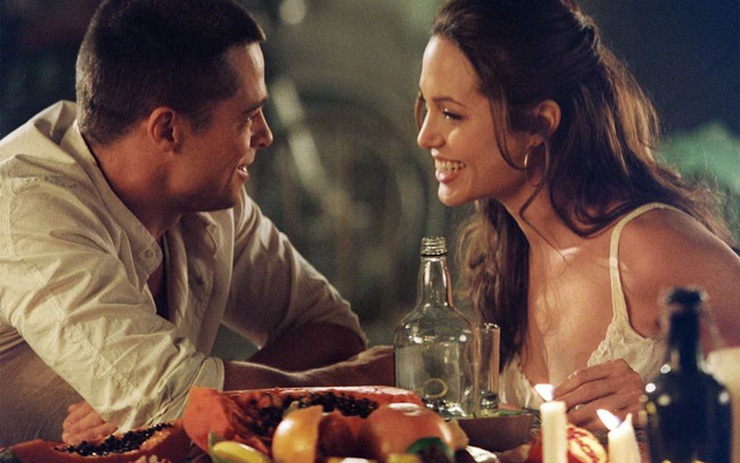 Angelina Jolie cố tình cởi nội y để quyến rũ Brad Pitt khi đóng cảnh giường chiếu