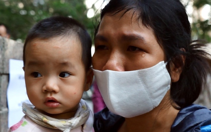 Bà mẹ trẻ ôm con bật khóc khi được mua gạo, mì tại "siêu thị 0 đồng" dành  cho người nghèo