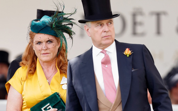 Lý do Hoàng tử Andrew và vợ cũ vẫn sống chung