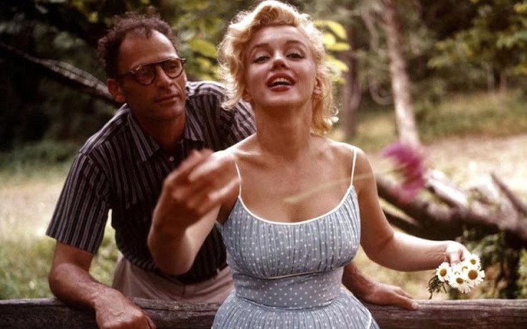 Porno, ular ogzingizga tushadi va hamma narsa oqadi Virgins mob porno